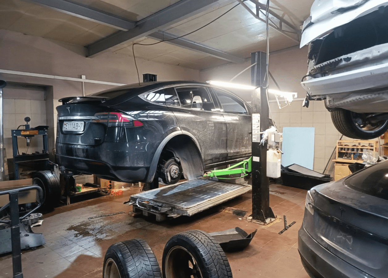 Замена батареи Tesla Model X
