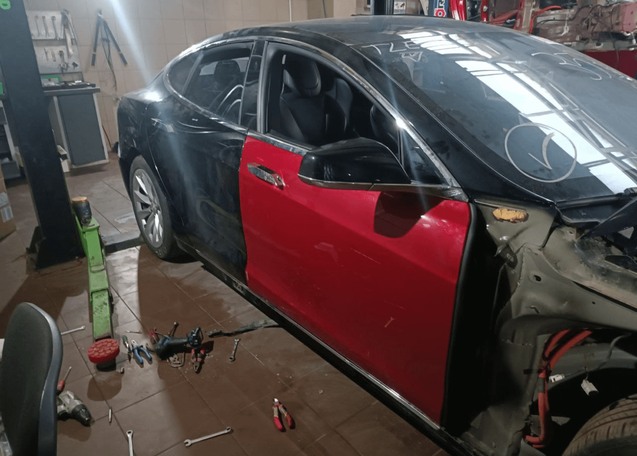 Замена двери Tesla Model S